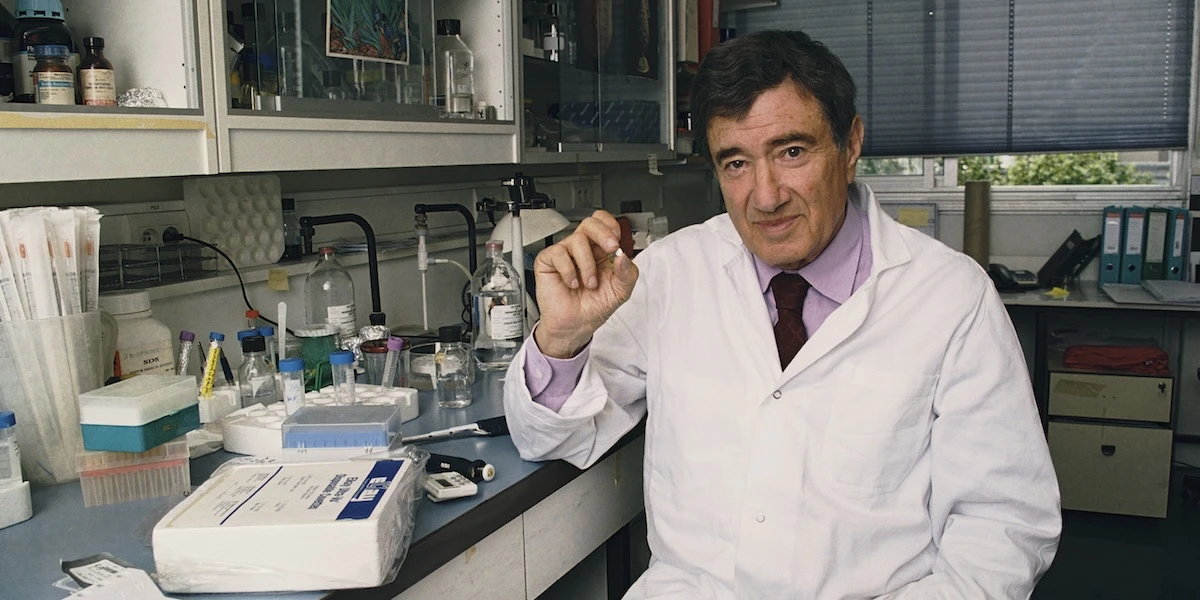 È morto il medico e ricercatore francese Etienne-Emile Baulieu, che inventò la pillola abortiva