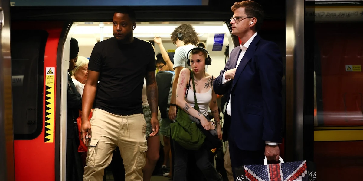 1 minuto faLa metropolitana di Londra contro chi ascolta la musica senza cuffieUna nuova campagna invita a usarle per non disturbare gli altri passeggeri, ed è intervenuta anche la politica