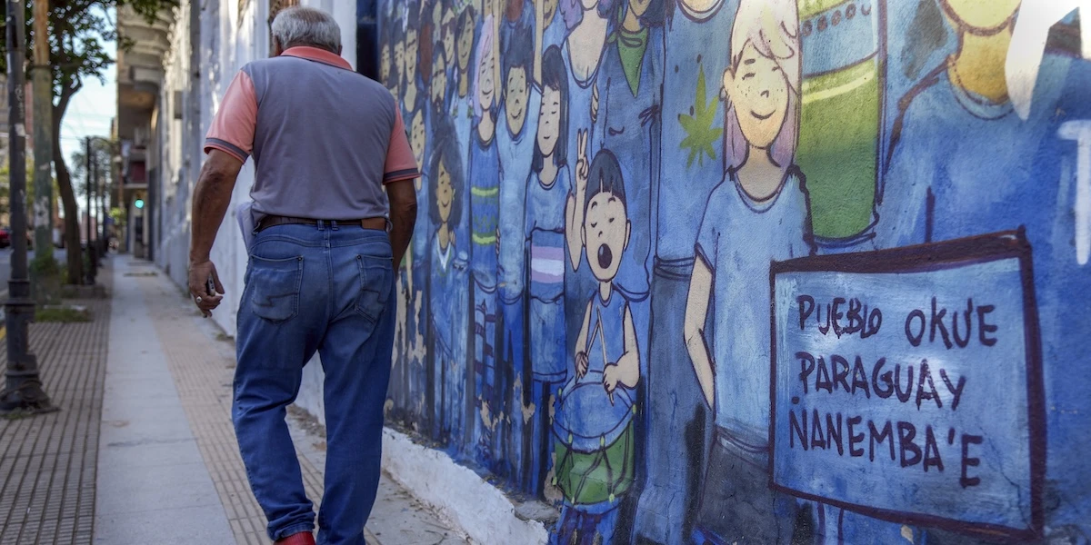 2 minuti faL’eccezionale diffusione di una lingua indigena in ParaguayIl guaranì è sopravvissuto alla colonizzazione e al predominio del castigliano, e oggi è parlato dal 70% dei paraguaiani