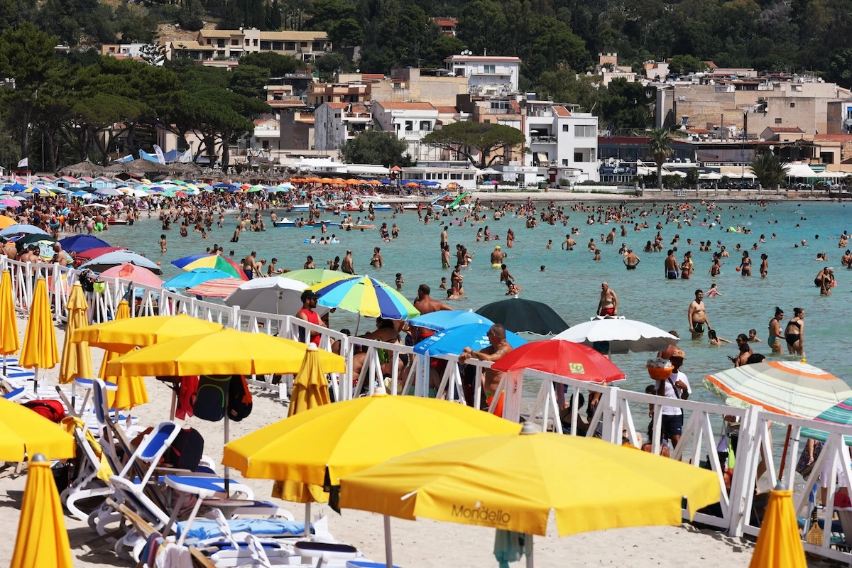 1 minuto faIl contenzioso sulla spiaggia di Mondello va avantiLa società che l’aveva gestita per 116 anni si sta opponendo alla revoca della concessione imposta dalla Sicilia per presunte infiltrazioni mafiose