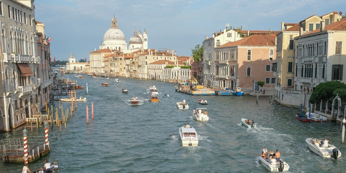 6 minuti faSolo a Venezia poteva esserci un ”barcavelox“È una versione più complessa dell’autovelox, pensata per limitare la velocità delle barche nei canali