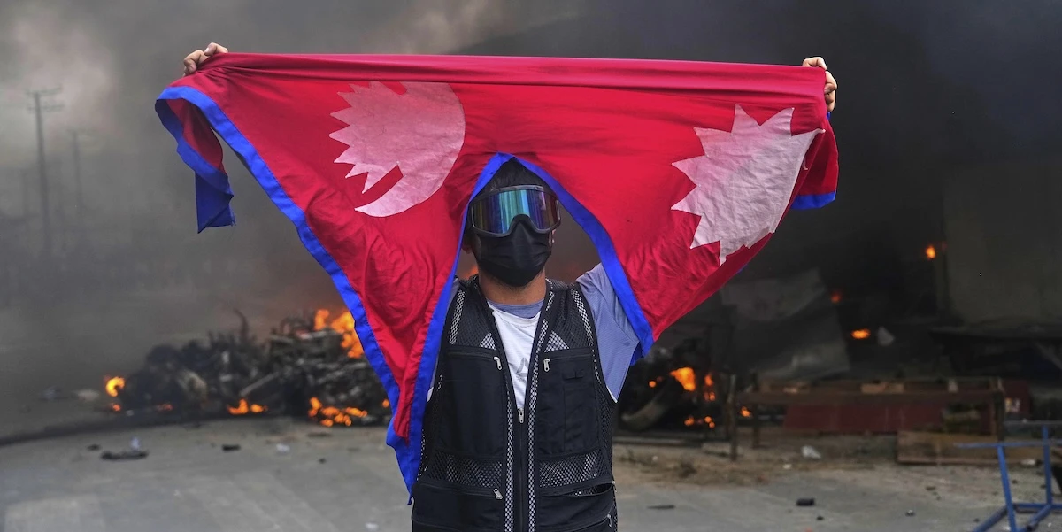 1 minuto faPerché la bandiera del Nepal è diversa da tutte le altreLa si vede spesso alle proteste di questi giorni: è l'unica a non avere quattro lati, per ragioni storiche e legate alla simbologia religiosa