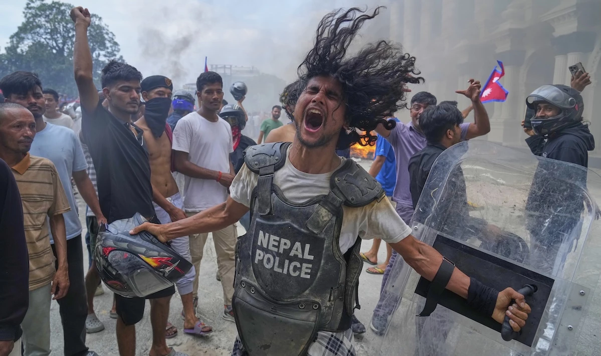 2 minuti faChi sono i giovani che protestano in NepalFanno parte della cosiddetta Gen Z: criticano l'alto tasso di disoccupazione, i politici corrotti e la ricchezza esibita sui social dai loro figli