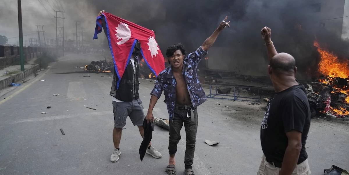 pochi secondi faIl governo nepalese dice che le persone uccise nelle proteste dei giorni scorsi sono 30