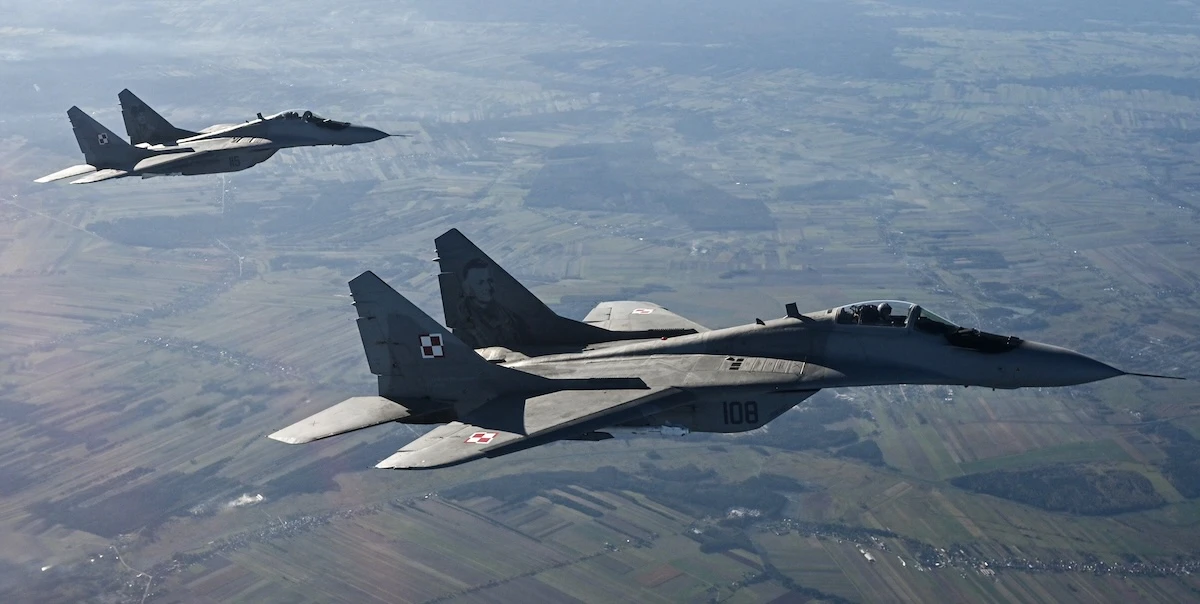 2 minuti faLa Russia ha violato lo spazio aereo polaccoCon degli oggetti che l'esercito e il governo della Polonia hanno identificato come droni diretti in Ucraina: alcuni sono stati abbattuti
