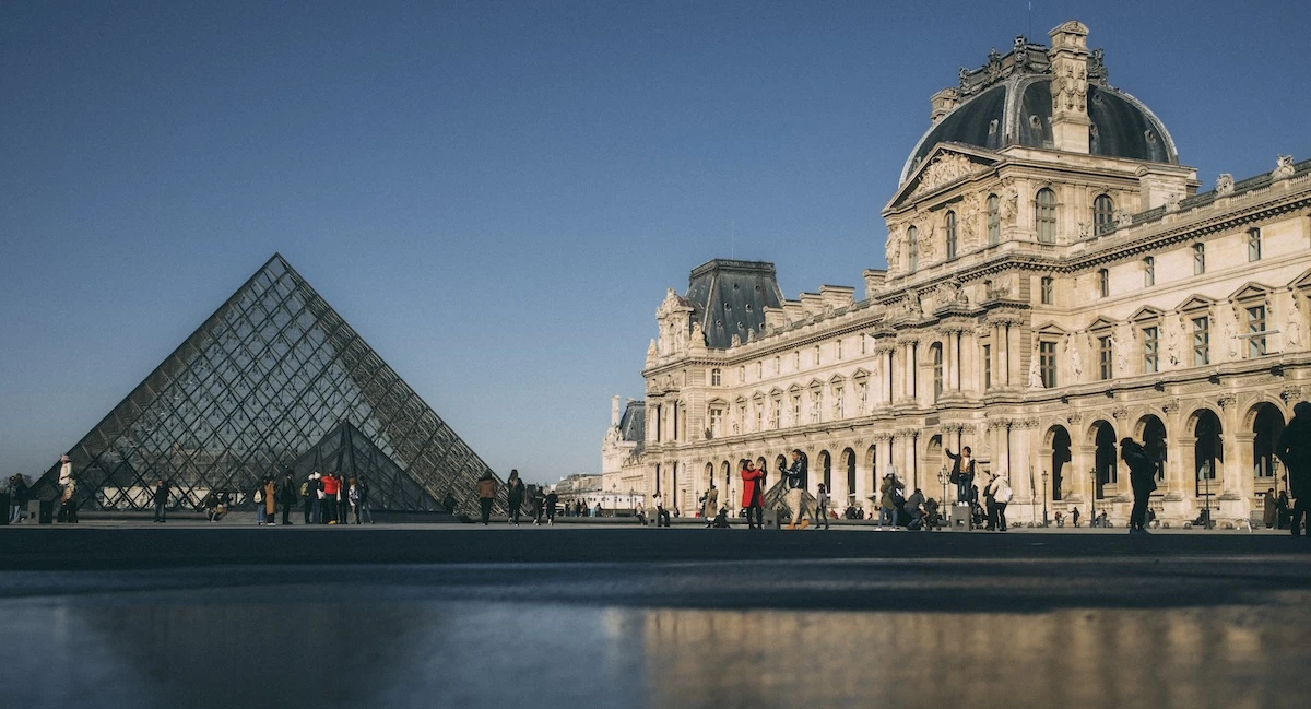 2 minuti faIl Museo del Louvre a Parigi è stato chiuso per un furto