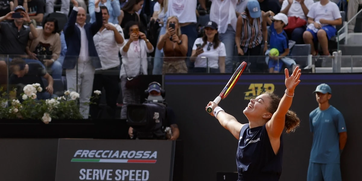 Jasmine Paolini ha vinto gli Internazionali di RomaIn finale ha battuto nettamente Cori Gauff: erano quarant'anni che un'italiana non vinceva il più prestigioso torneo di tennis italiano