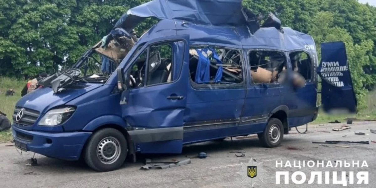Almeno 9 persone sono state uccise da un attacco russo contro un autobus nel nord-est dell’Ucraina