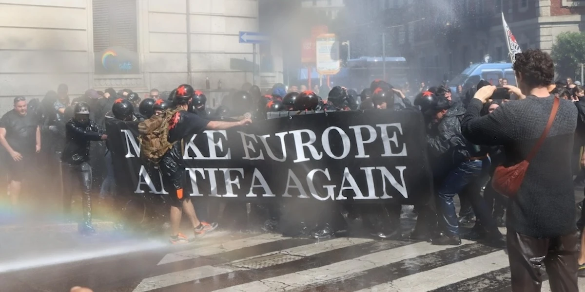 A Milano ci sono stati alcuni scontri durante un corteo contro il Remigration SummitLa polizia ha usato manganelli e idranti contro alcuni manifestanti, che avevano deviato dal percorso previsto e lanciato fumogeni