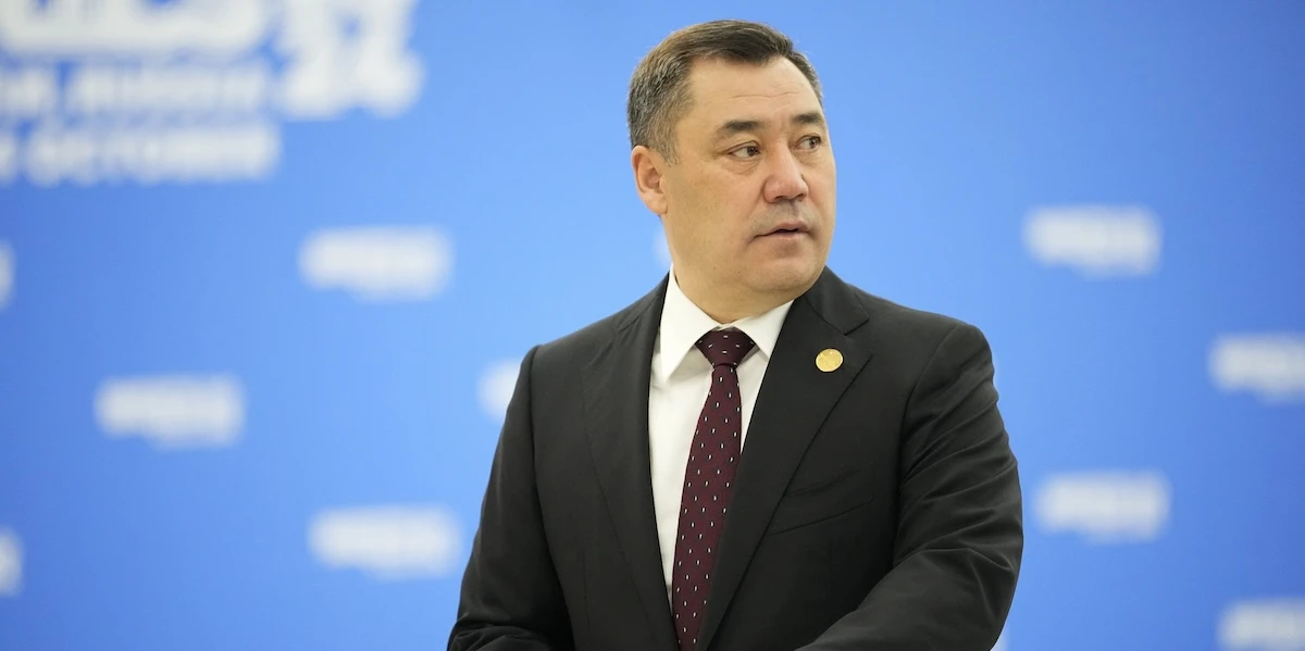 5 minuti faIl Kirghizistan vieterà la pornografia onlineLo ha deciso il presidente Sadyr Japarov, che con la scusa di difendere i valori tradizionali sta restringendo molto la libertà di espressione