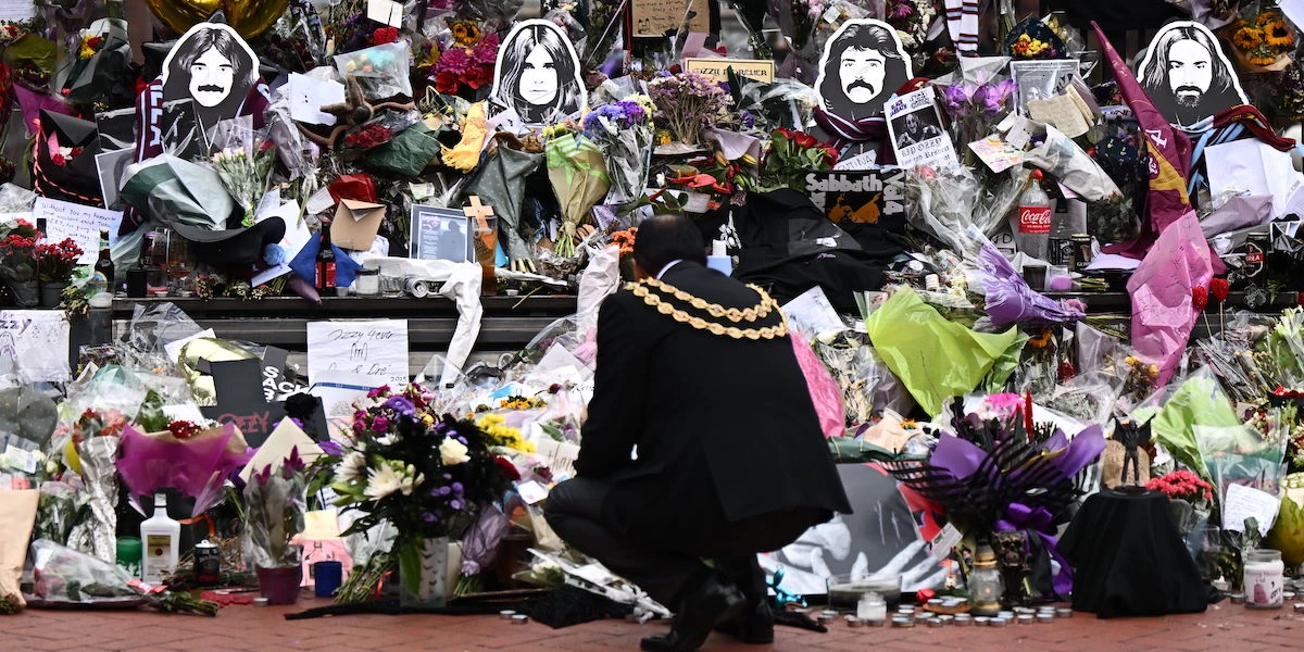 5 minuti faLe foto più belle del corteo funebre per Ozzy OsbourneSi è tenuto mercoledì a Birmingham, la sua città natale, con migliaia di persone e un accompagnamento musicale a tema