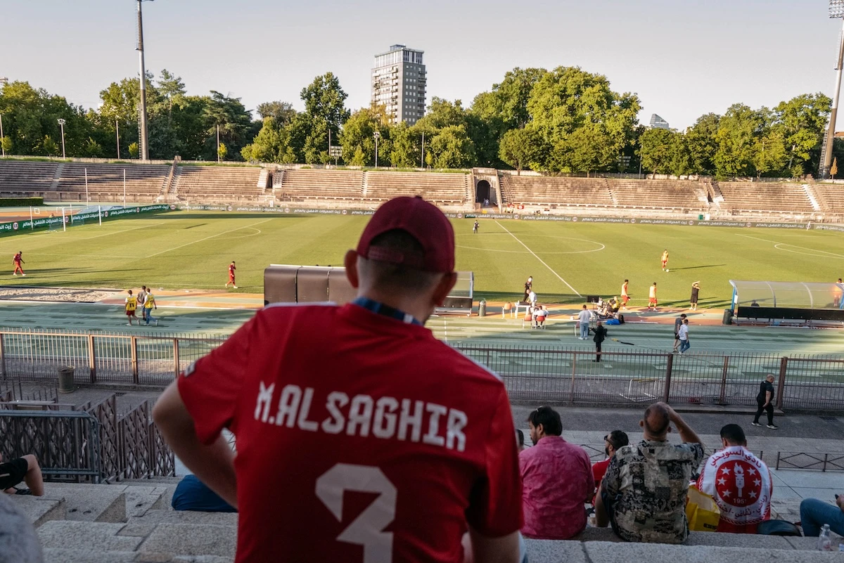 3 minuti faIl campionato di calcio libico si sta giocando a Milano, a porte chiuseSiamo entrati all’Arena Civica dove le squadre delle due Libie rivali si stanno giocando i playoff, tra sicurezza privata e qualche bisticcio