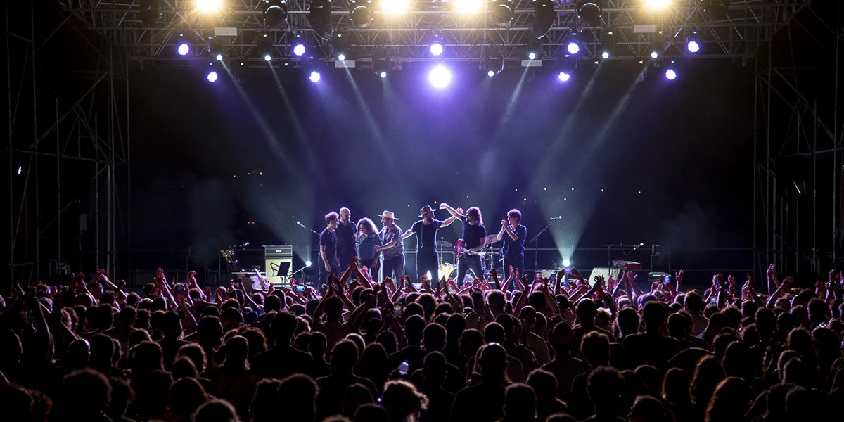 1 minuto faTanti saluti dalle Canzoni 2025Le foto del festival musicale e non solo musicale organizzato dal Post a Peccioli, in Toscana