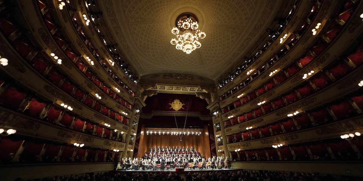 pochi secondi faLa Scala non vuole sdoganare le ciabatte e le canottiereUltimamente il teatro sta insistendo sul “dress code”, per via di turisti un po' troppo disinvolti