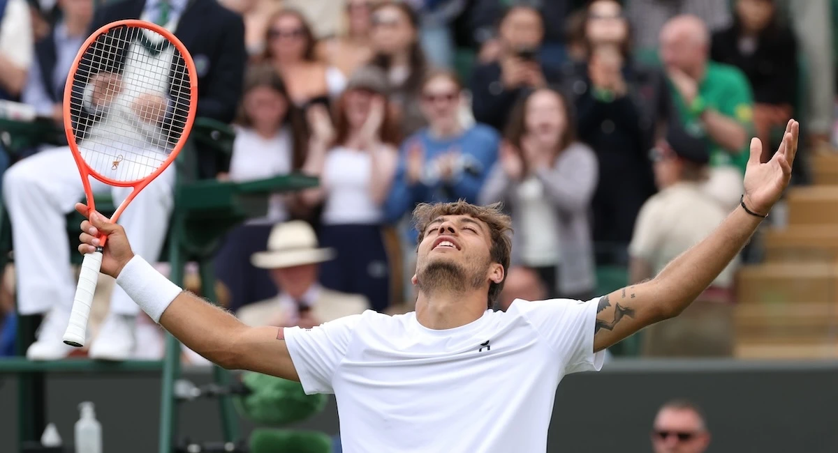 4 minuti faCom’è arrivato fin qui Flavio CobolliPer la prima volta è tra gli otto migliori tennisti a Wimbledon, il torneo più prestigioso al mondo