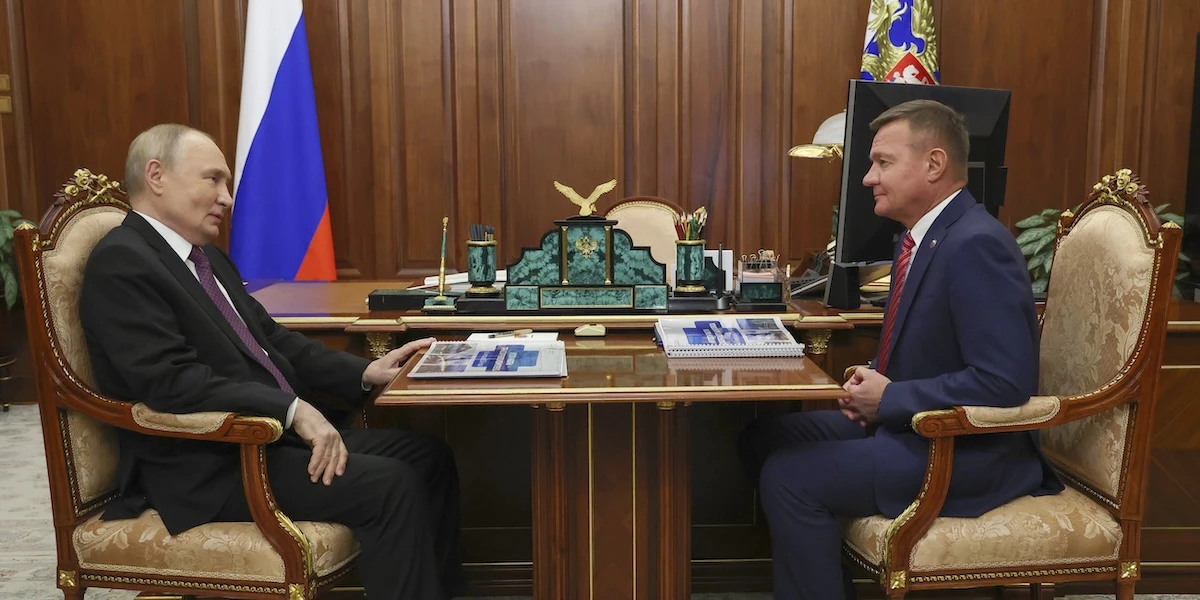 2 minuti faIl presunto suicidio dell’ex ministro dei Trasporti russoRoman Starovoyt era stato appena licenziato da Putin, e le circostanze della sua morte sono poco chiare