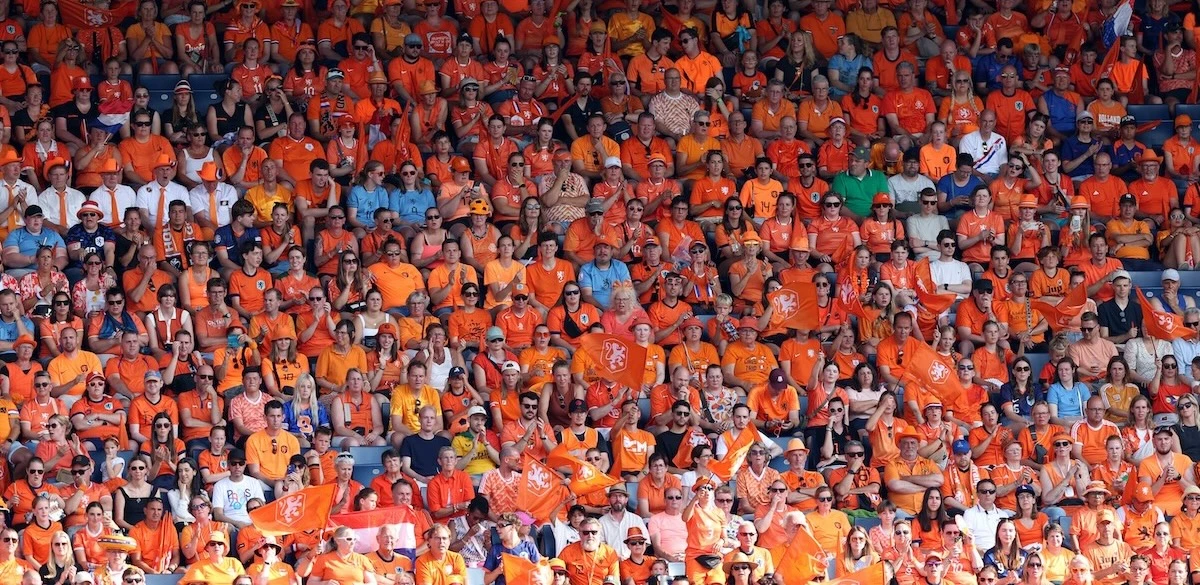 1 minuto faLe foto degli stadi agli Europei femminili di calcio, pieniIn Svizzera ci sono centinaia di migliaia di tifose e tifosi arrivate un po' da tutta l'Europa