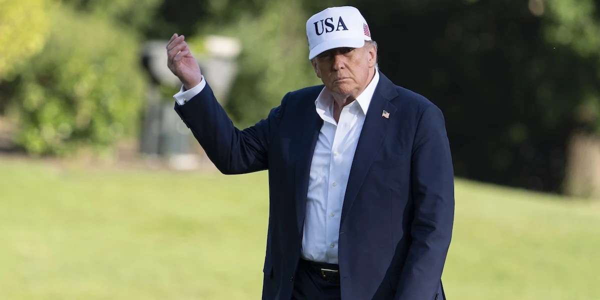 pochi secondi faTrump ha mandato le prime «lettere» sui dazi, per mettere pressione sui governi stranieri in vista della scadenza della sospensione