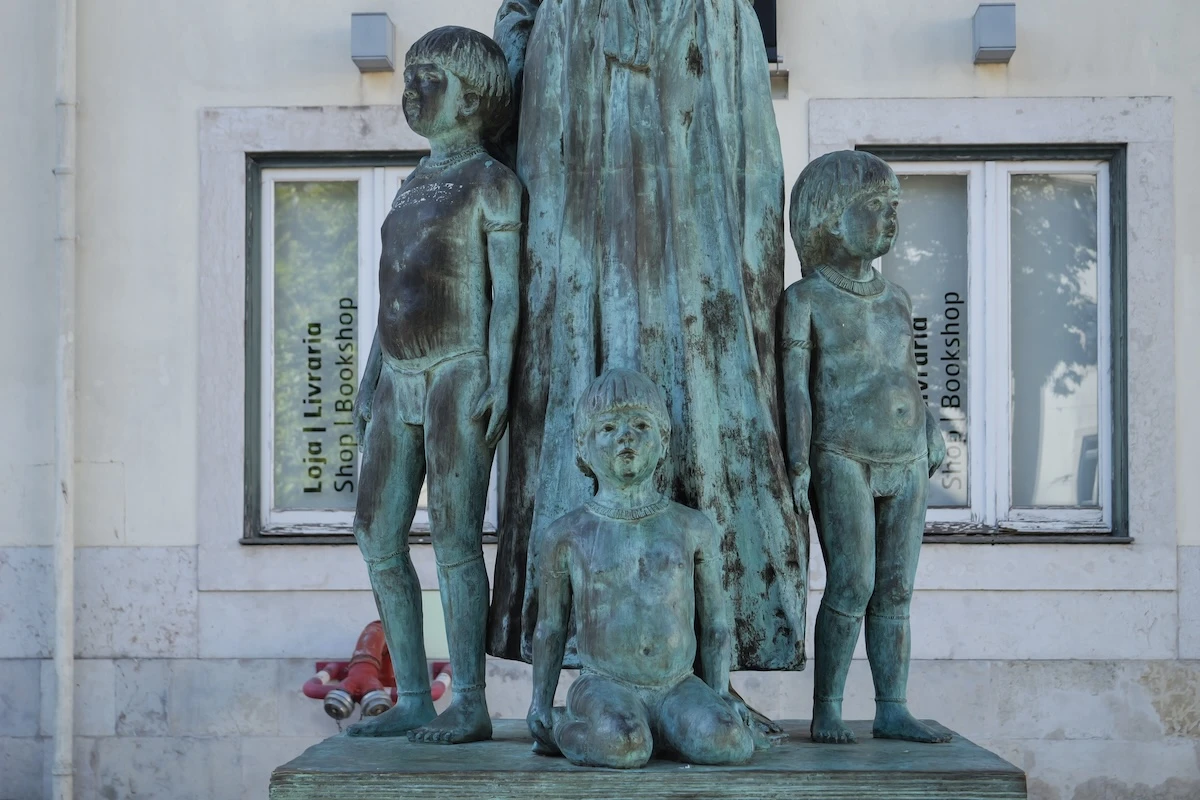 1 minuto faDue statue e una storia complicata, a LisbonaRaffigurano un missionario gesuita e un attivista per i diritti degli schiavi, e mostrano bene quanto il processo di decolonizzazione nel paese vada a rilento