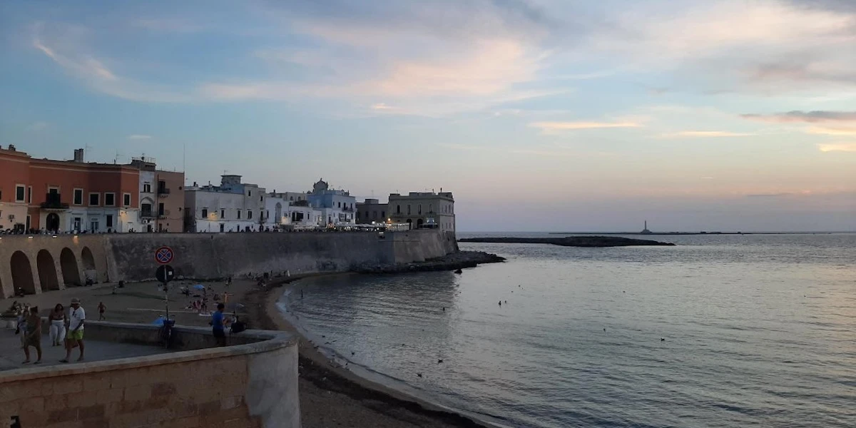 Una turista ha denunciato uno stupro di gruppo in Salento: la procura sta indagando su tre ragazzi