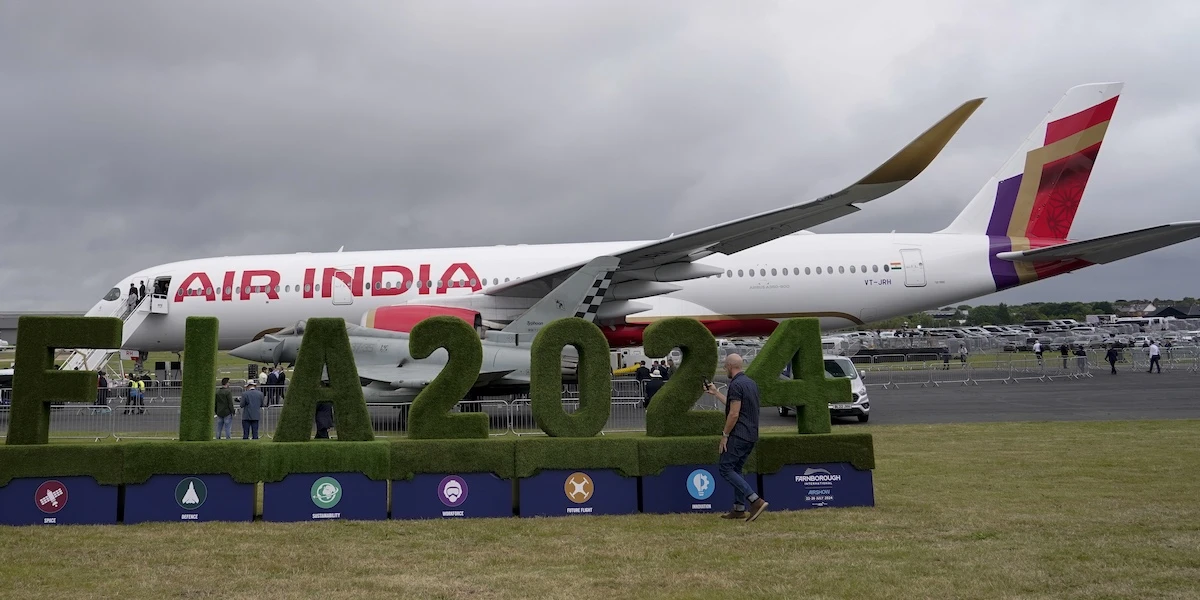 È precipitato un aereo di linea in IndiaVicino all'aeroporto di Ahmedabad, nell'ovest del paese: a bordo c'erano più di 200 passeggeri