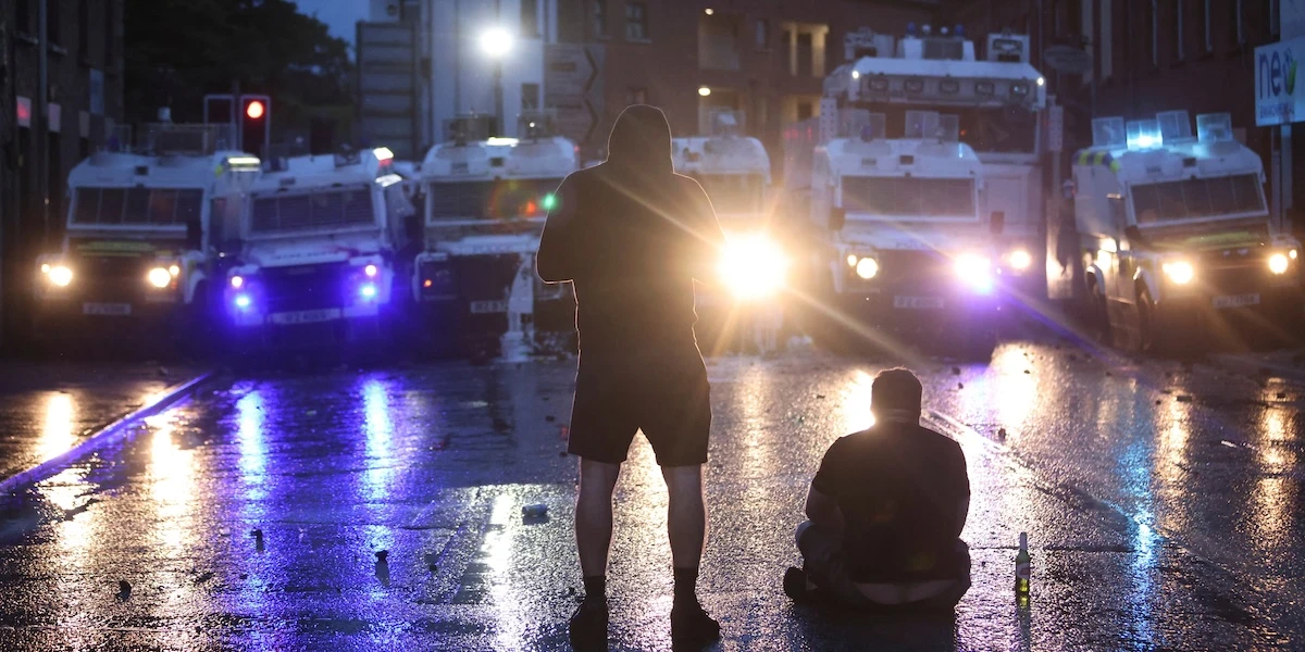 Cos’hanno di nuovo, e cosa no, le rivolte in Irlanda del NordSono in corso da tre giorni, aizzate da gruppi di estrema destra contro gli immigrati: una cosa già vista di recente sia in Irlanda che nel Regno Unito
