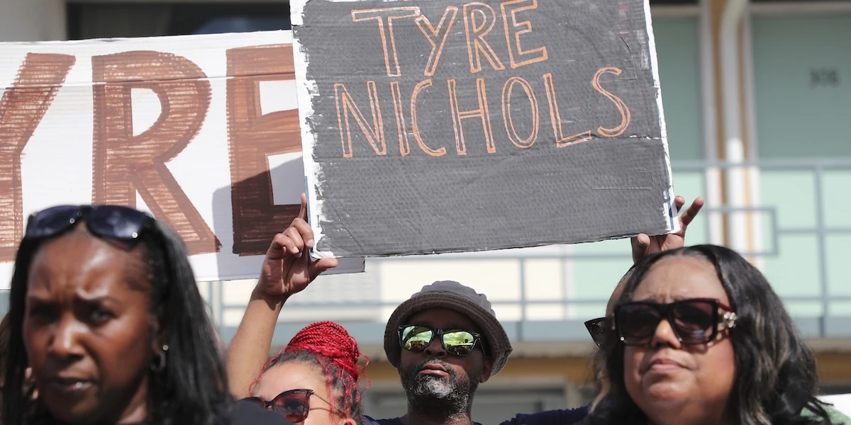 3 minuti faCi sarà un nuovo processo contro tre agenti di polizia coinvolti in un noto caso di pestaggio a morte di un uomo afroamericano a Memphis