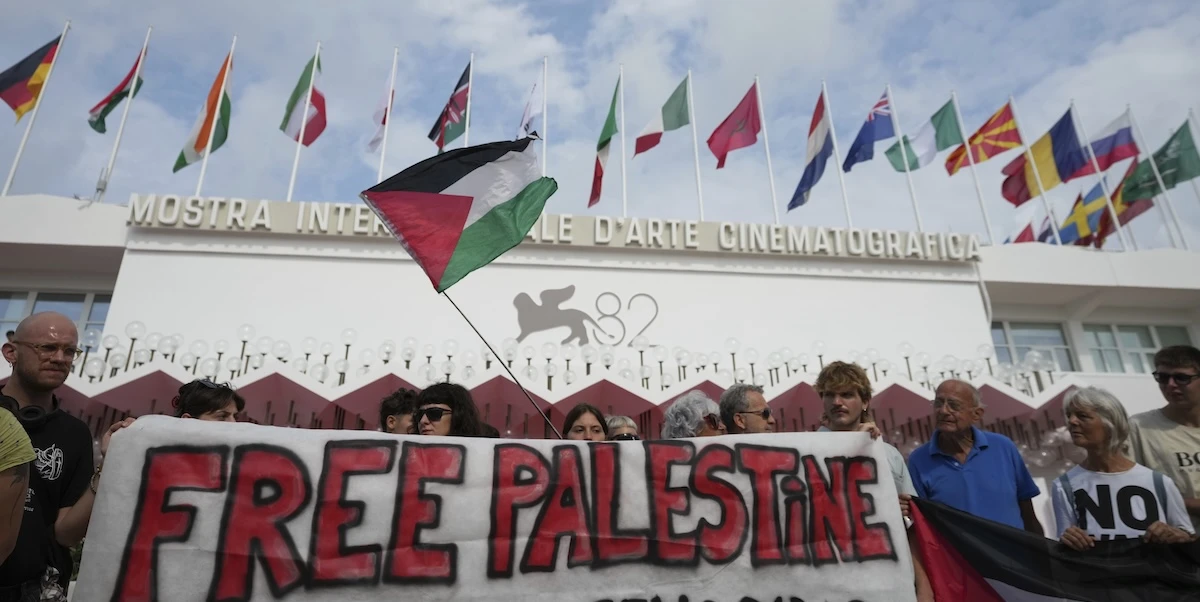 4 minuti faLe proteste per la Palestina sono diventate una questione a VeneziaSono state ampiamente condivise fino alla richiesta di vietare la partecipazione agli attori Gal Gadot e Gerard Butler, invece molto criticata
