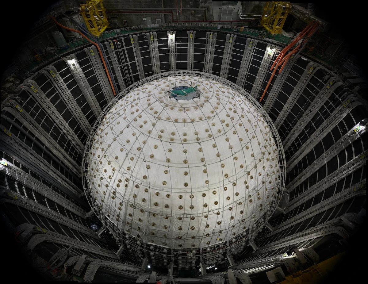 pochi secondi faLa Cina va a caccia di neutriniUna gigantesca sfera sotterranea è pronta per studiare le particelle più sfuggenti e risolvere il mistero della loro massa