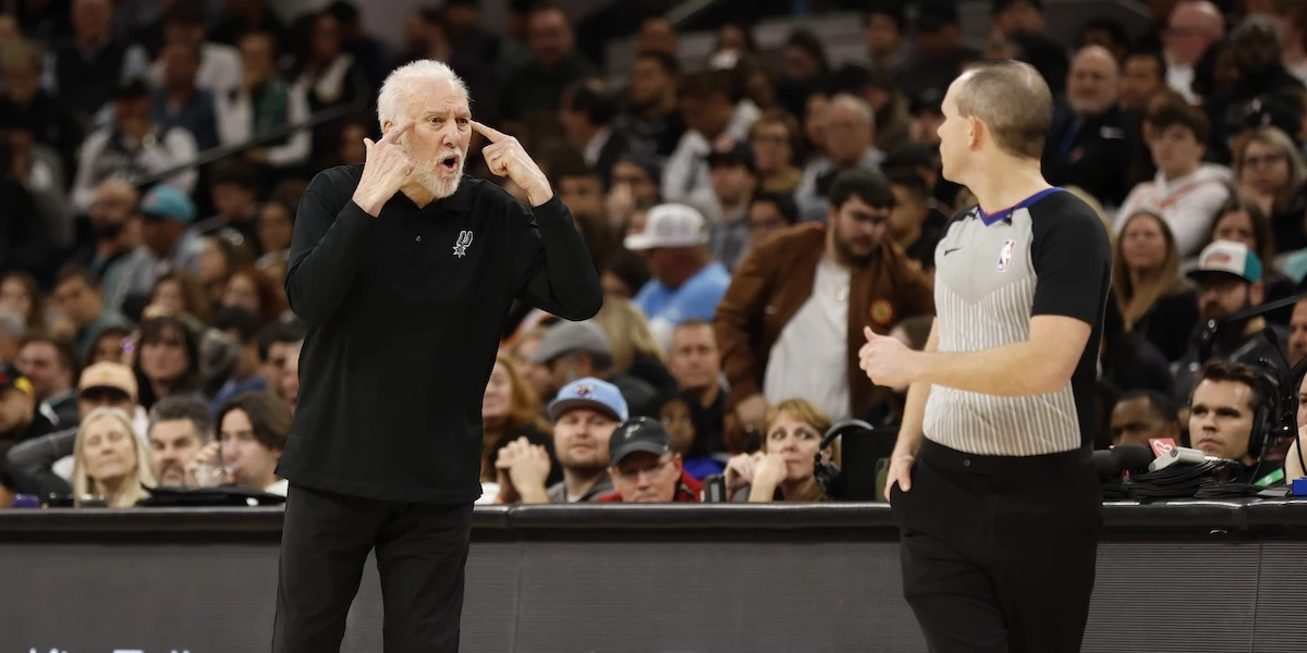 I momenti per cui Popovich è diventato PopovichÈ stato uno degli allenatori di basket più amati anche per le cose che diceva, per la sua schiettezza e per la sua ironia