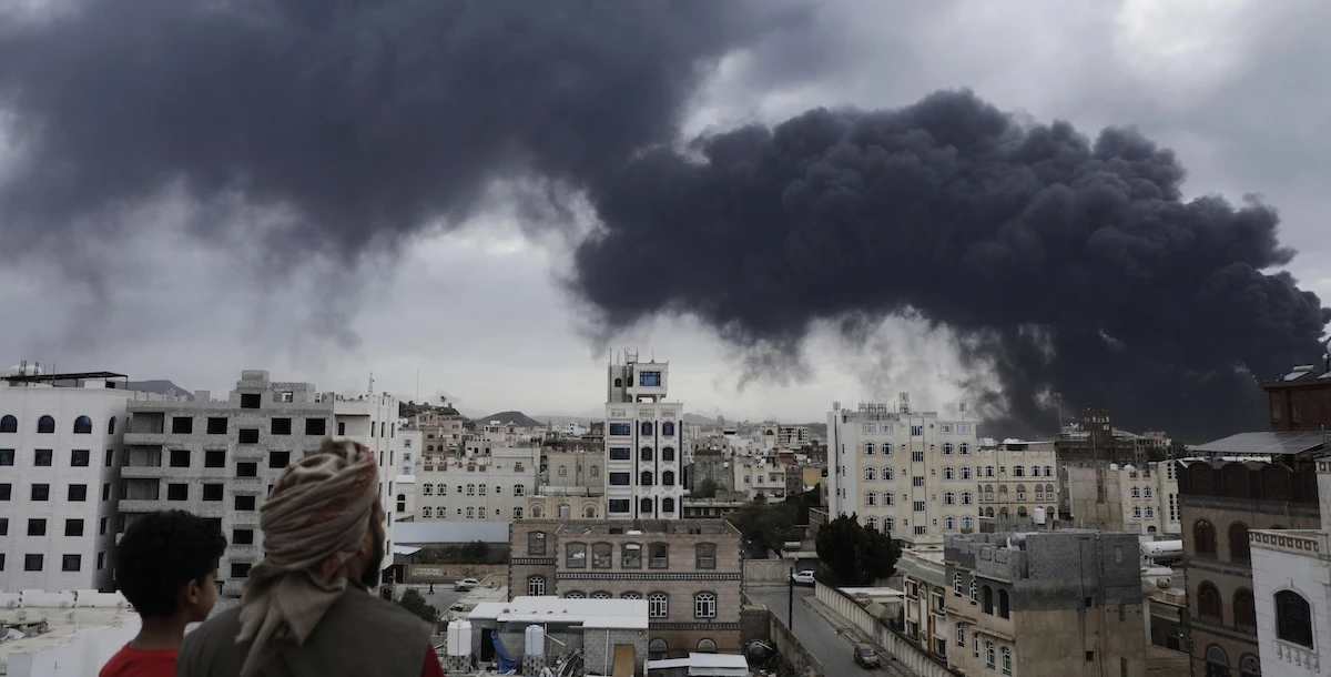 Israele ha bombardato di nuovo l’aeroporto di Sana’a, la capitale dello Yemen