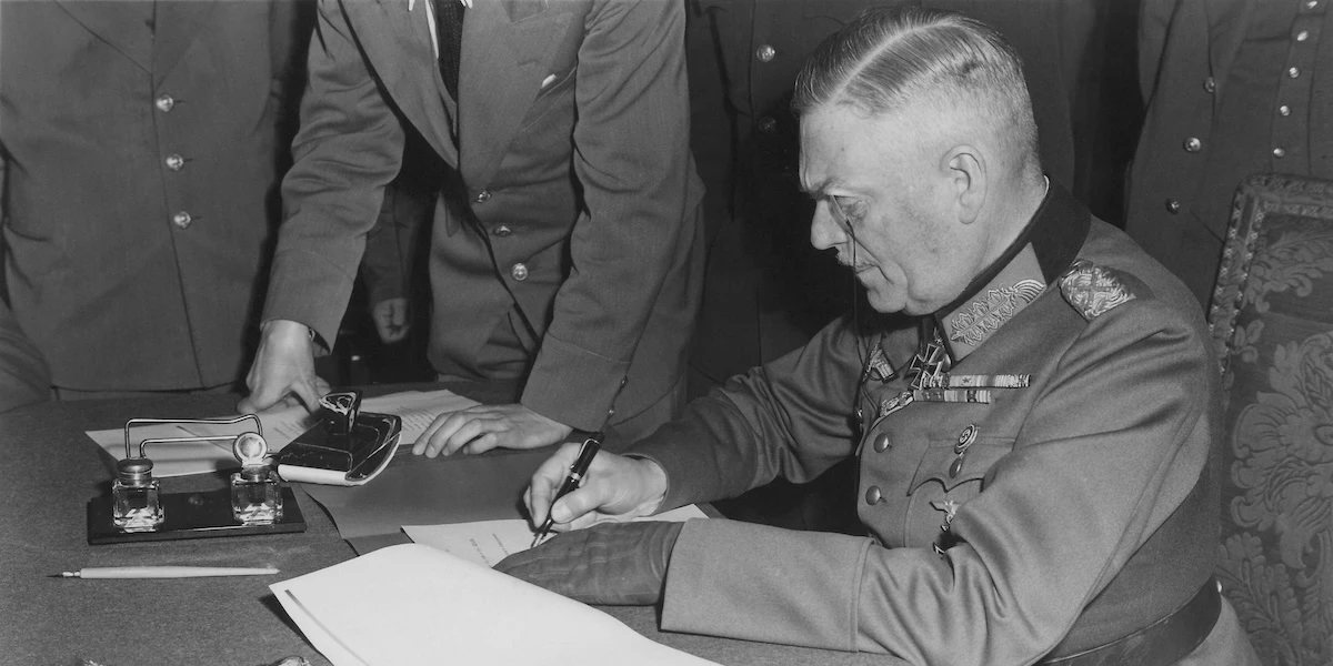 80 anni fa la Germania si arresePassò una settimana fra la morte di Hitler e la firma con cui i tedeschi rinunciarono alle ostilità: di mezzo ci furono combattimenti e trattative