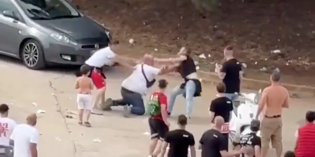 L’ennesima giornata violenta e assurda fuori da uno stadioDomenica pomeriggio a Bari un uomo è stato aggredito a calci e pugni da alcuni ultras per un motivo banale