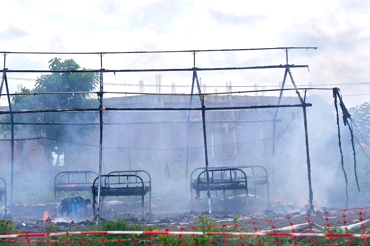 2 minuti faGli incendi ai centri per il trattamento di ebola nella Repubblica Democratica del CongoPer la seconda volta in pochi giorni una tenda è stata bruciata, per via della diffusa ostilità e della diffidenza verso la gestione dell'emergenza