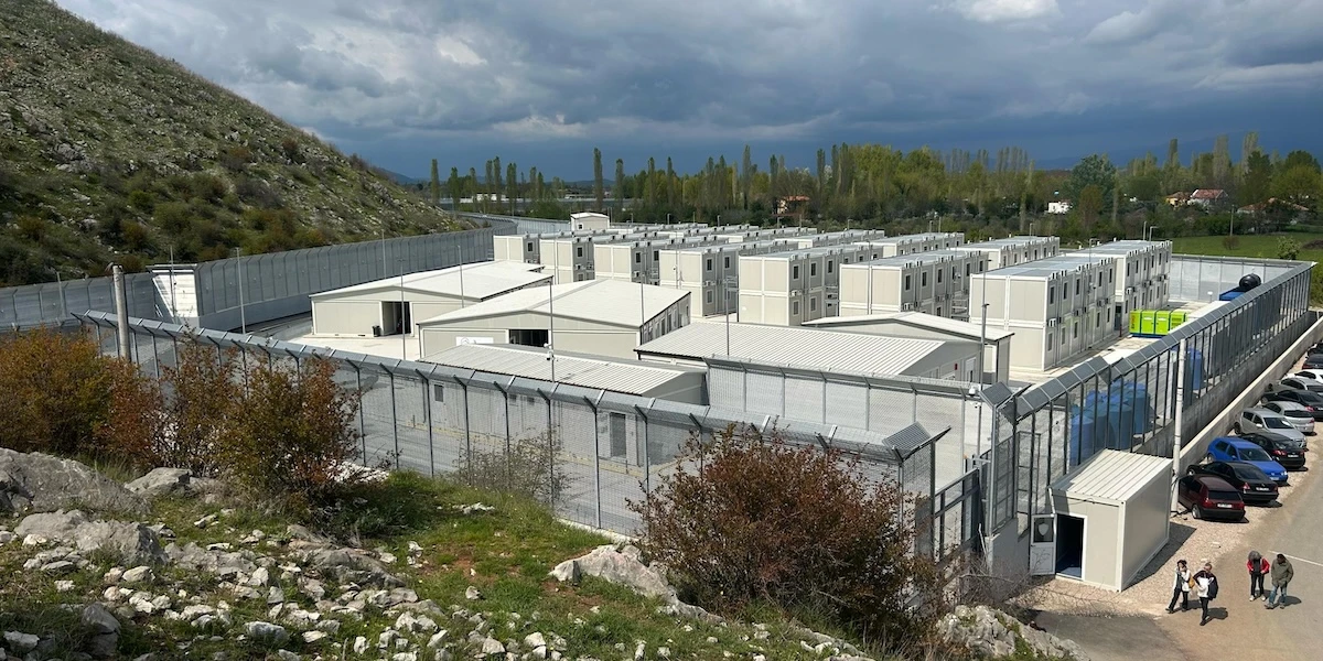 Com’è la detenzione dei migranti nel CPR in AlbaniaDiversa da quelli in Italia, ma comunque pessima: la sicurezza è inadeguata, si vive in estremo isolamento, e il governo non dà informazioni