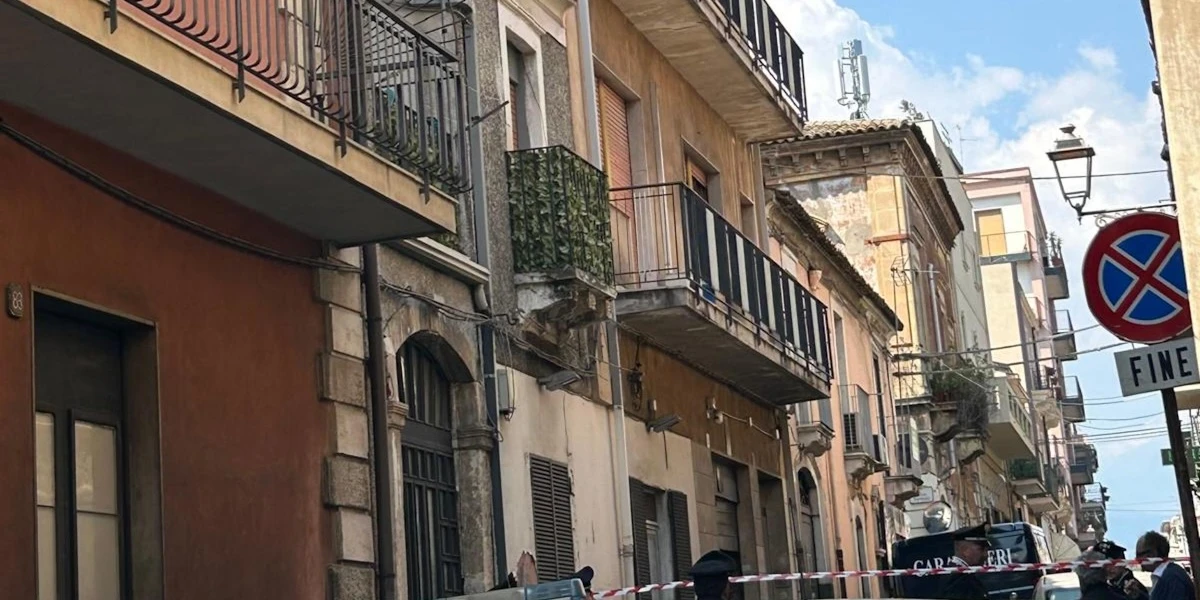 Una donna è stata arrestata per aver ucciso la figlia di sette mesi gettandola dal balcone a Misterbianco, in provincia di Catania