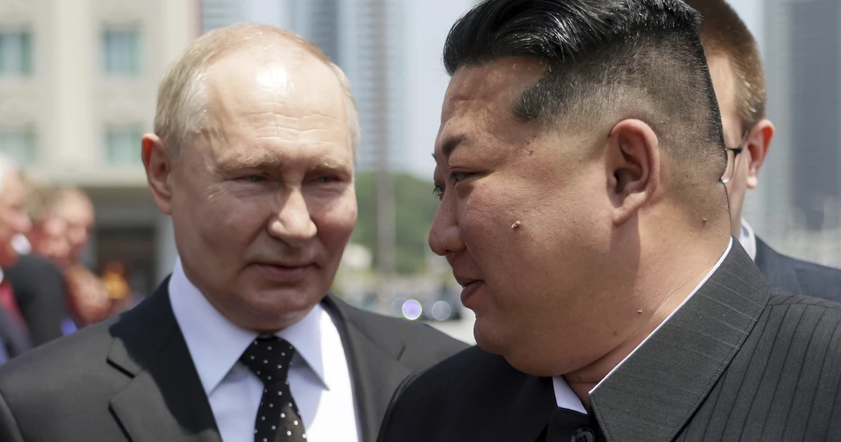La Corea del Nord ha cambiato la sua diplomaziaDa sempre cerca di approfittare delle crisi per ridurre il suo isolamento: negli ultimi due anni ha rotto con la Corea del Sud e si è alleata con la Russia
