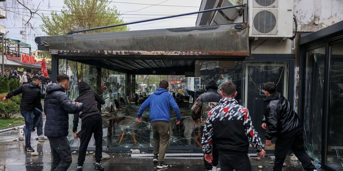 Le proteste in Macedonia del Nord per l’incendio nella discotecaI manifestanti, migliaia in tutto, hanno distrutto a calci e lanci di oggetti un pub che si ritiene appartenesse al proprietario della discoteca