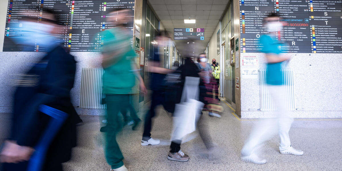 I medici dovrebbero evitare di andare al bar con addosso i camici?In alcuni ospedali di Torino è stato vietato, e se ne sta discutendo