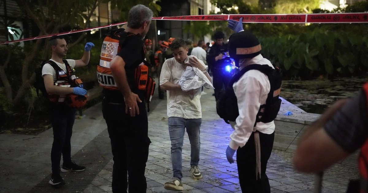 L’Iran ha risposto agli attacchi israeliani con più lanci di missiliNe ha sparati oltre un centinaio, in maggioranza intercettati: entrambi i governi hanno detto che non è finita qui