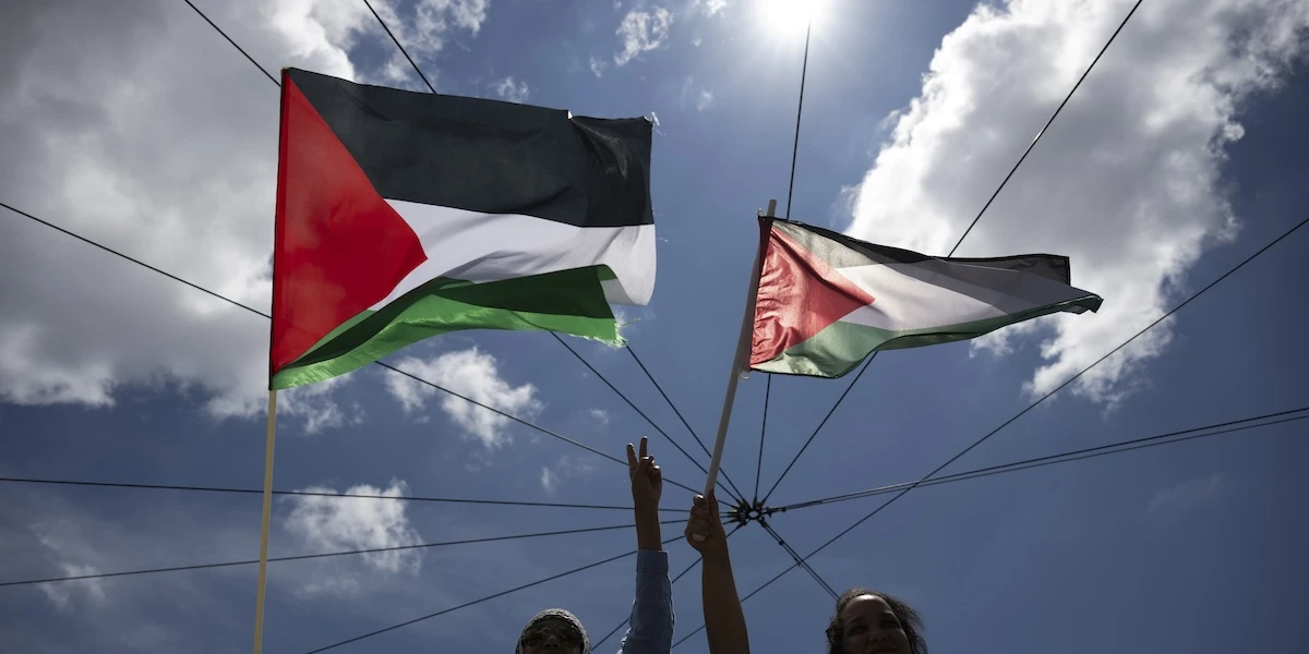 Cos’è la “marcia verso Gaza” per cui centinaia di persone sono state arrestate in EgittoMigliaia di manifestanti dovrebbero partire dal Cairo e raggiungere il confine con la Striscia di Gaza, ma non è detto ci riusciranno
