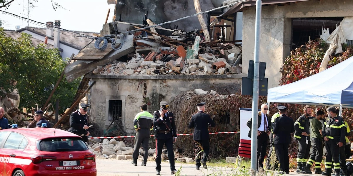 4 minuti faCosa si sa dell’esplosione del casolare vicino a Verona in cui sono morti tre carabinieriLa donna che l’ha innescata ci viveva insieme a due fratelli in condizioni di marginalità, e da tempo dovevano sgomberare