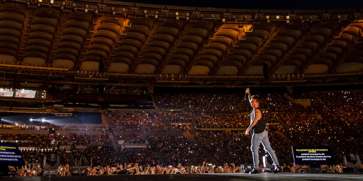 pochi secondi faCapire l’enorme successo di UltimoCom'è arrivato ad avere un pubblico così coinvolto e fedele e a programmare uno dei più grandi concerti a pagamento di sempre