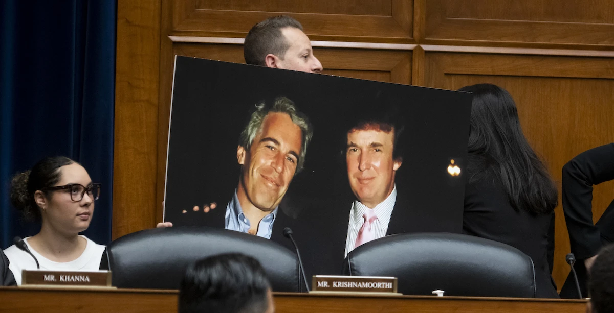 pochi secondi faIl volgare biglietto di auguri che Donald Trump inviò a Jeffrey EpsteinLo ha visto il Wall Street Journal, è ricco di allusioni ed è l’ultimo pezzo di una storia che sta mettendo il presidente in grossa difficoltà