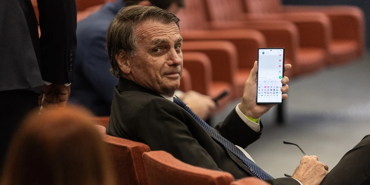3 minuti faL’ex presidente brasiliano Jair Bolsonaro dovrà indossare il braccialetto elettronico mentre si svolge il processo contro di lui