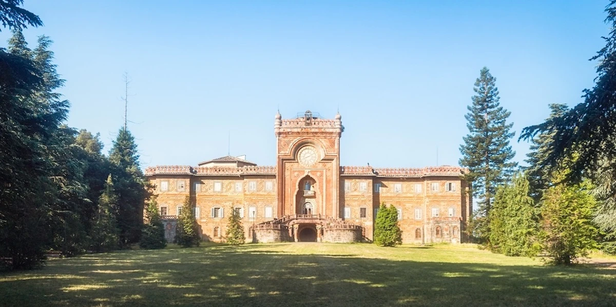 2 minuti faLa nuova vita dell’eclettico castello di SammezzanoUna famiglia di imprenditori fiorentini è diventata proprietaria della tenuta abbandonata, e ora può restaurarla per farci un museo e un albergo
