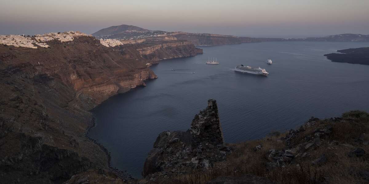 A Santorini si preparano a un possibile terremotoSono state prese misure precauzionali dopo un aumento dell’attività sismica: tra le altre cose le scuole sono state chiuse e le autorità stanno allestendo dei ripari d'emergenza