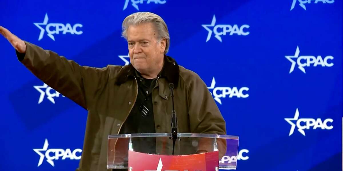 Il saluto di Steve Bannon durante un raduno dei conservatori a WashingtonSomigliava molto a quello nazista, e per questo il leader francese Jordan Bardella ha annullato la sua partecipazione; Meloni invece no