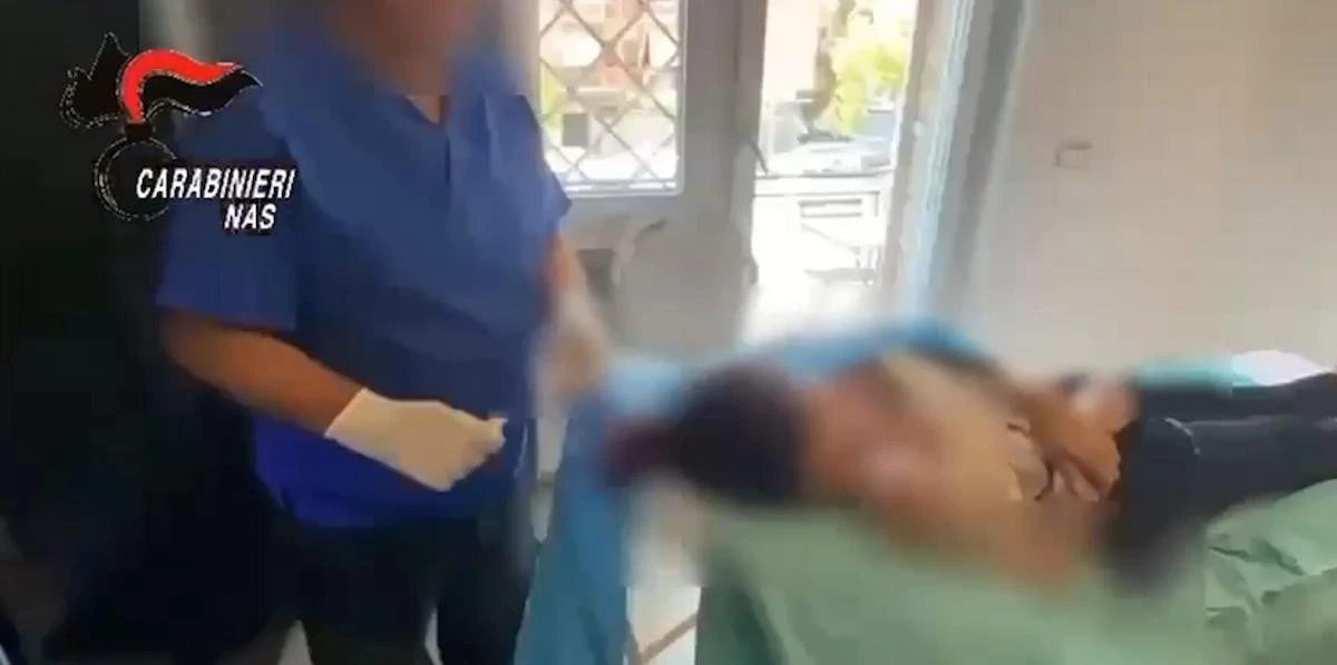 pochi secondi faL’arresto di un chirurgo plastico che operava in casa anche se non potevaÈ lo stesso che aveva fatto una liposuzione su una donna poi morta di infezione, e che è coinvolto in diversi procedimenti penali