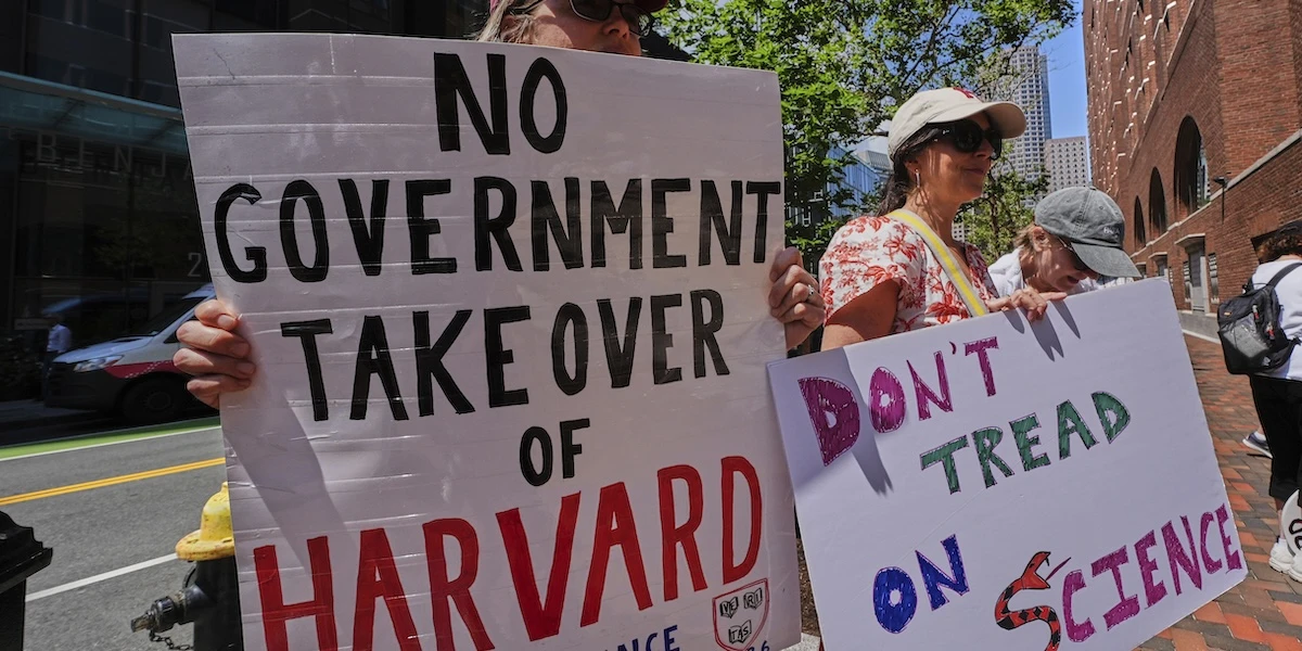 1 minuto faOra l’amministrazione Trump ha anche avviato un’indagine sui criteri con cui Harvard ammette studenti e personale dall’estero